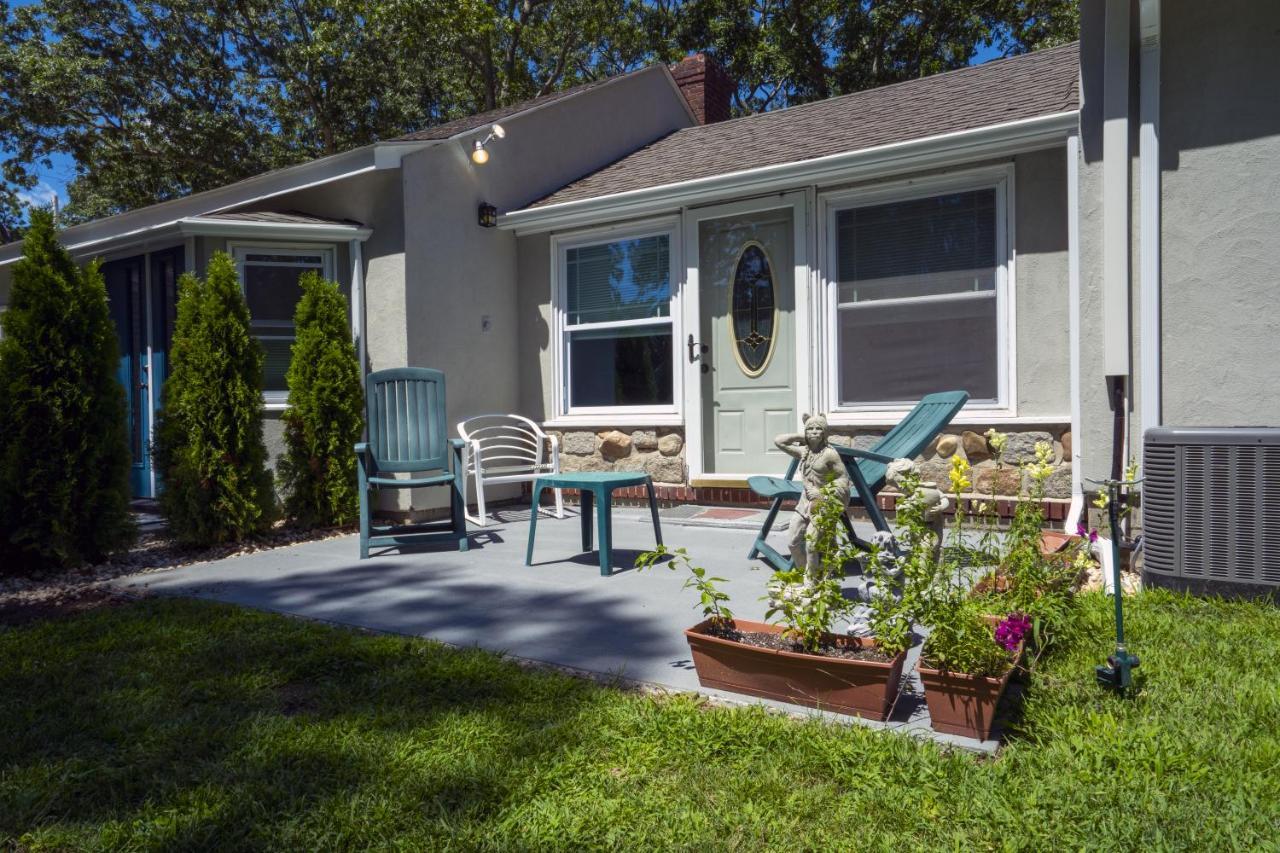 Hamptons Vacation Inn Hampton Bays Esterno foto
